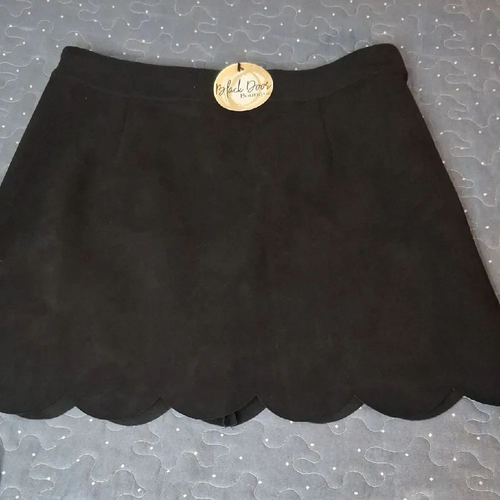 Black Scalloped Hem Mini Skirt - small NWT